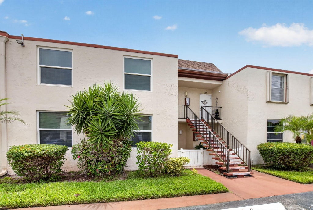 Photo of 11 Willowbrook Lane #204, Delray Beach, FL 33446 (MLS # B26048892)