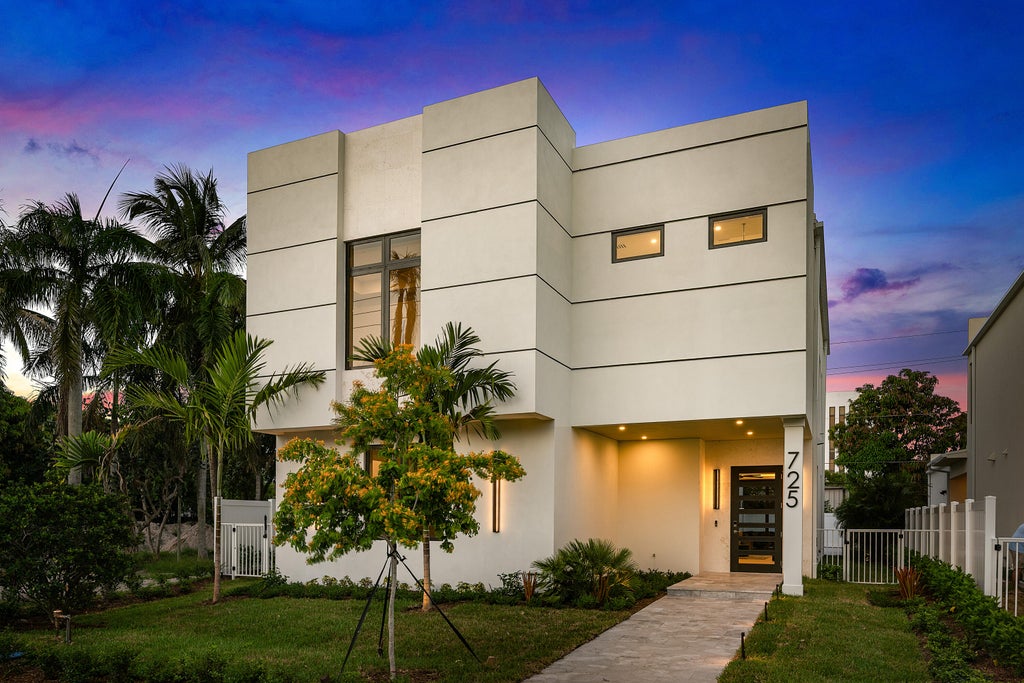 Photo of 715 SE 4th Avenue, Delray Beach, FL 33483 (MLS # B26071596)