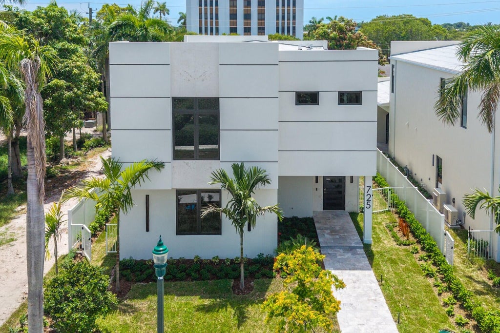Photo of 715 SE 4th Avenue, Delray Beach, FL 33483 (MLS # B26071596)