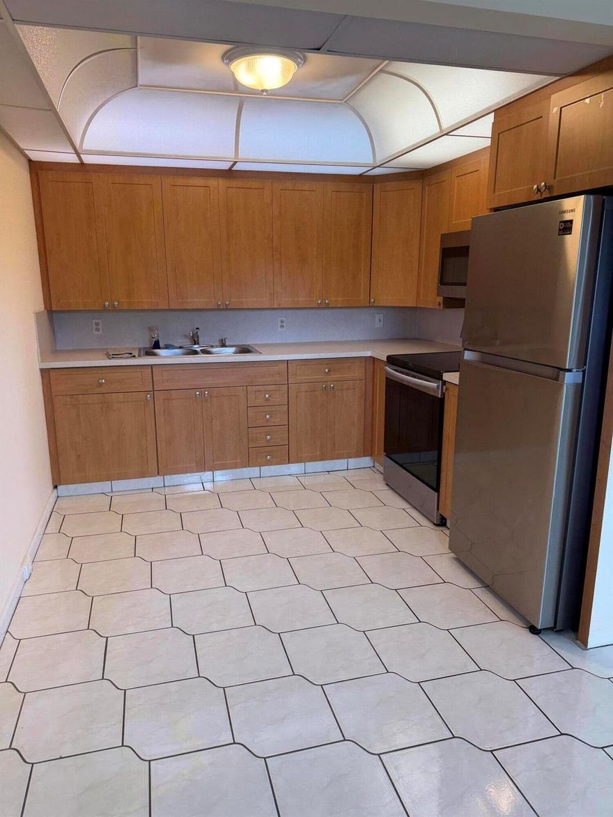 FANTASTIC PRICE FOR A FULL 2 BEDROOM & 2 BATH.UPDATED WATER HEATER & ACLOVELY VIEW OF THE LAKE INVESTORS DREAM