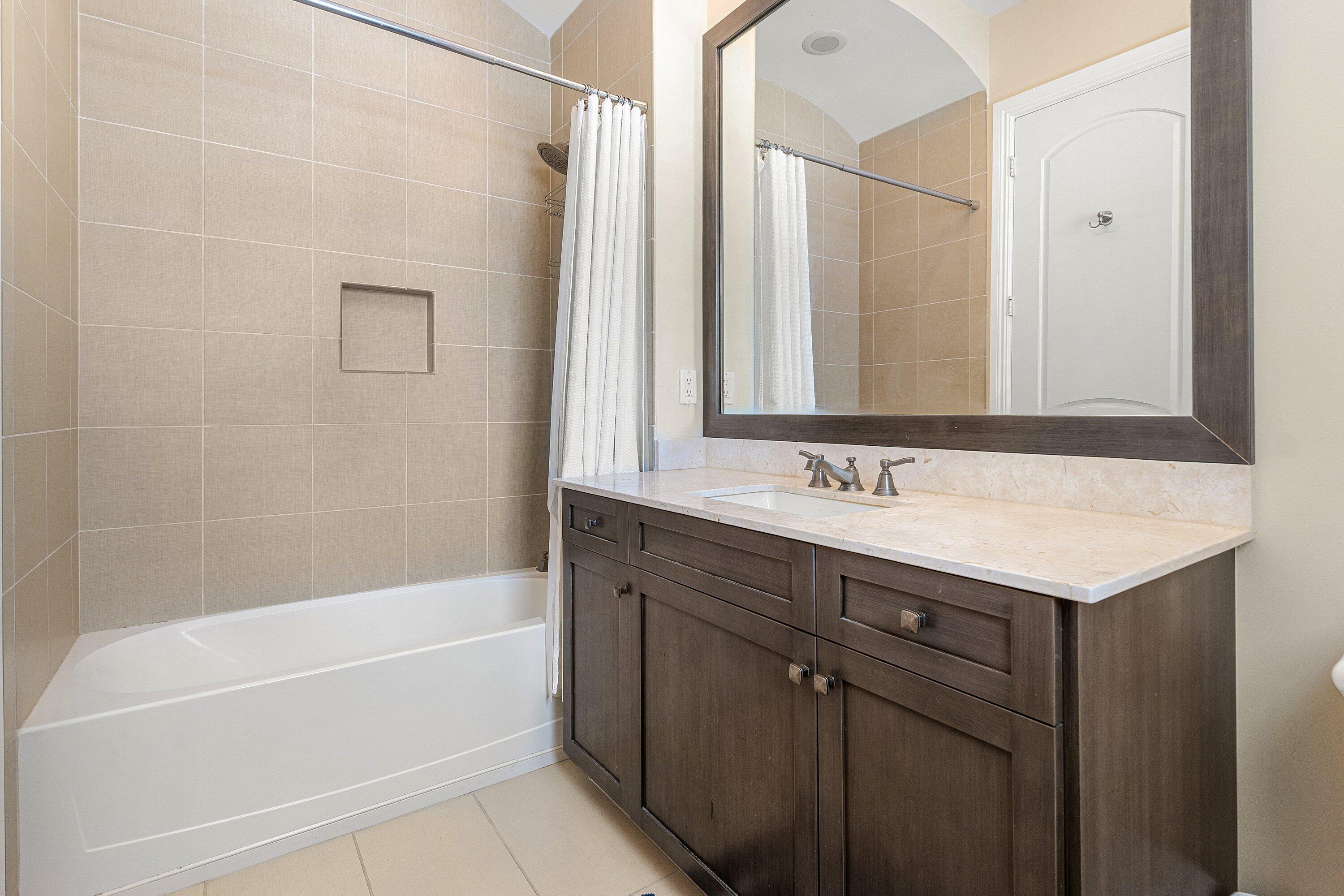 HUNTERS CHASE OF PALM BEACH POLO & COUNT - Residential