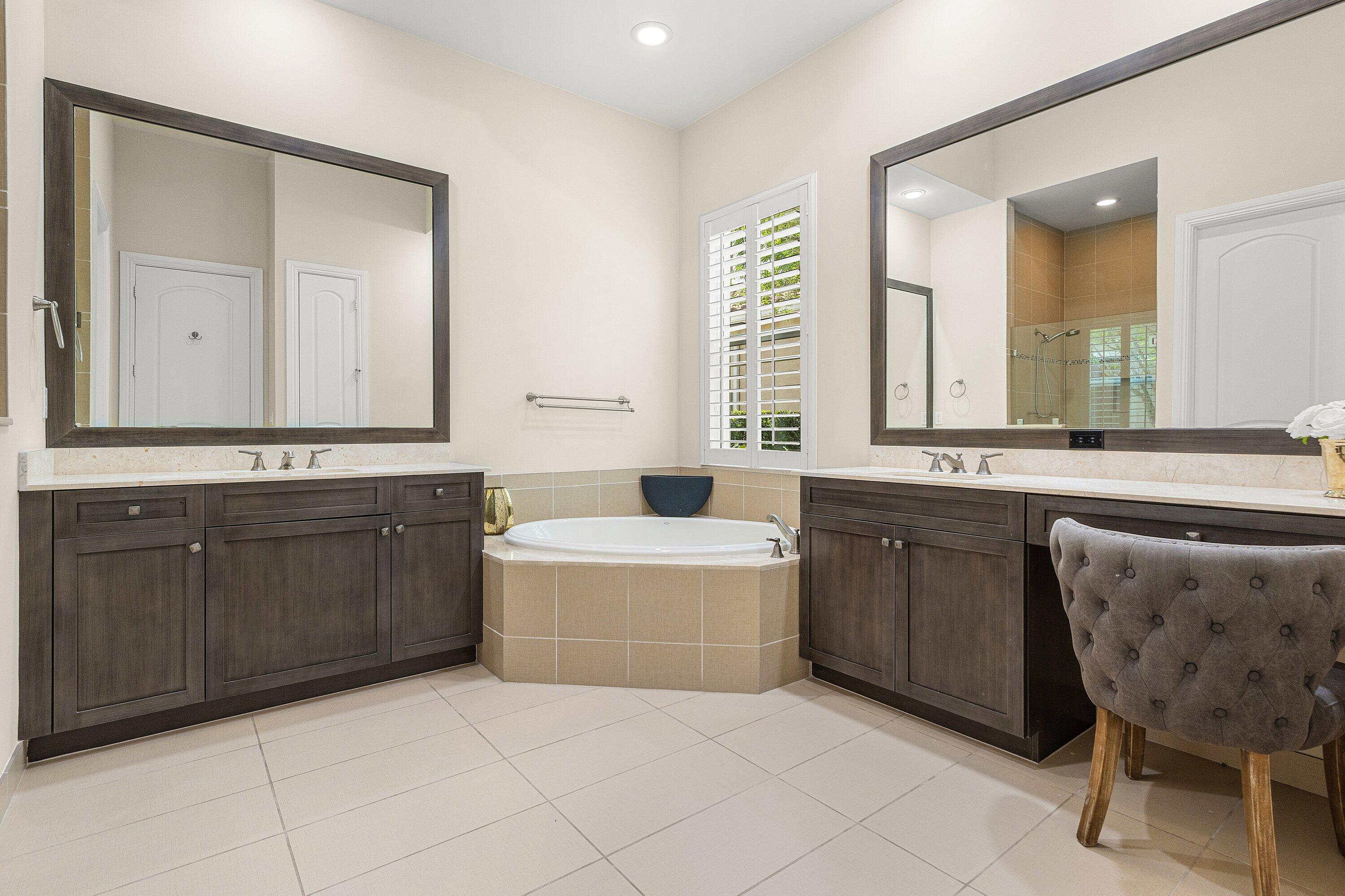 HUNTERS CHASE OF PALM BEACH POLO & COUNT - Residential