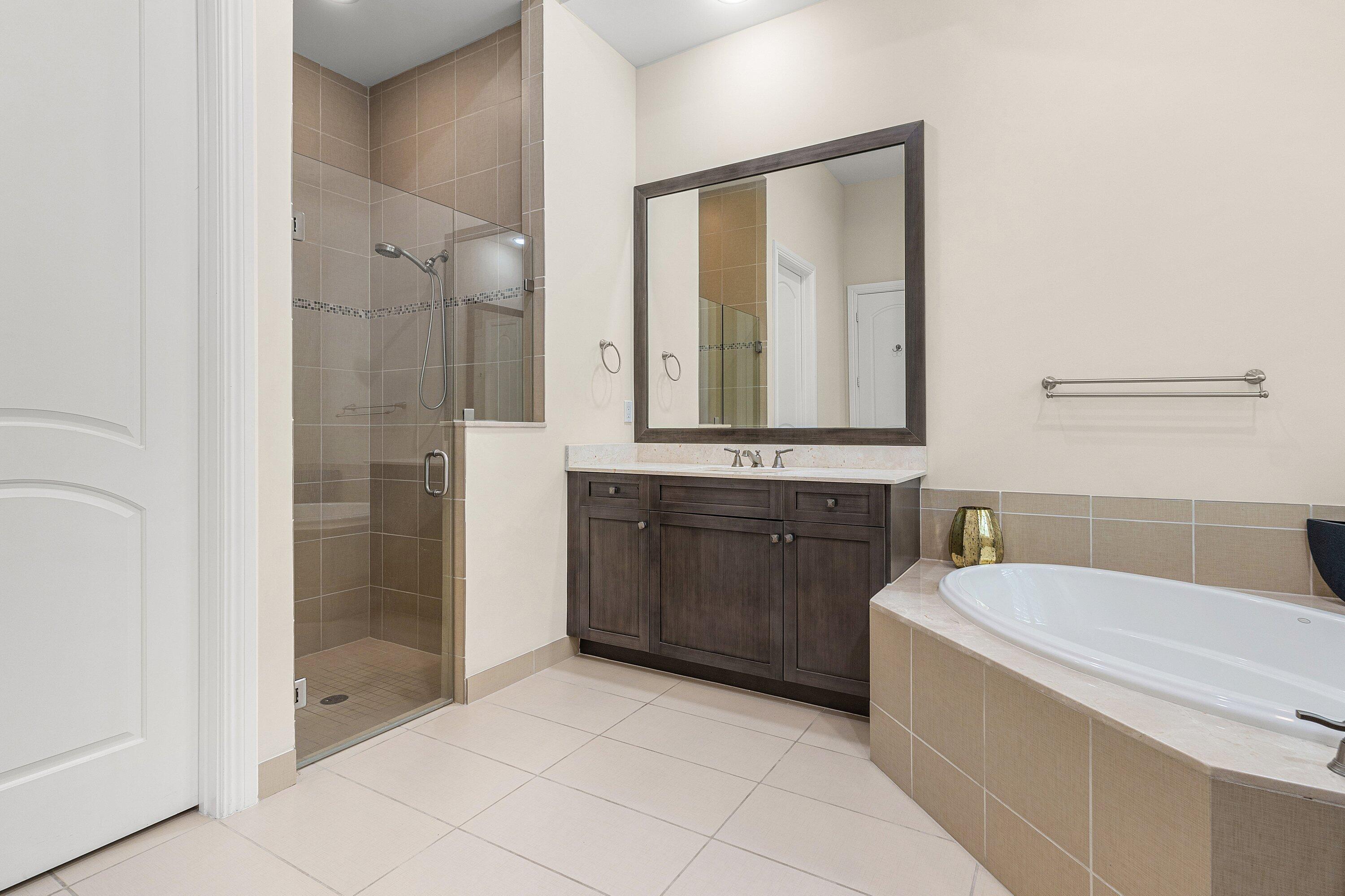 HUNTERS CHASE OF PALM BEACH POLO & COUNT - Residential