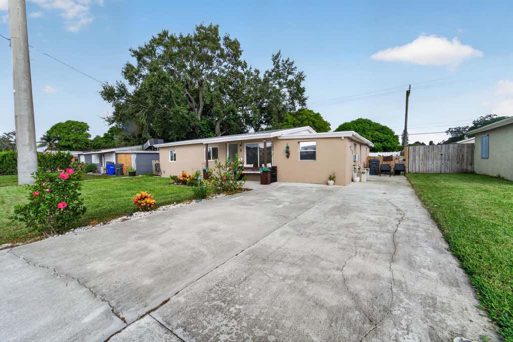 Photo of 5900 Atlanta Street, Hollywood, FL 33021 (MLS # B26061474)