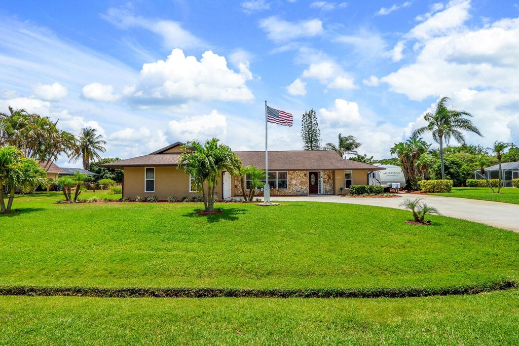 Photo of 2072 SE Allamanda Drive, Port St Lucie, FL 34952 (MLS # R10893283)