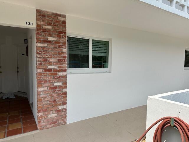 Great Location in Tequesta. Walk to restaurant and bars. Safe and tranquil area. Small building with friendly people. 55+ community.Unfurnished.
