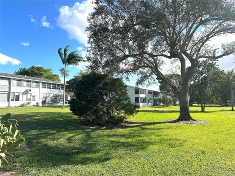 Tiny photo for 131 Oakridge J #131, Deerfield Beach, FL 33442 (MLS # B26025984)