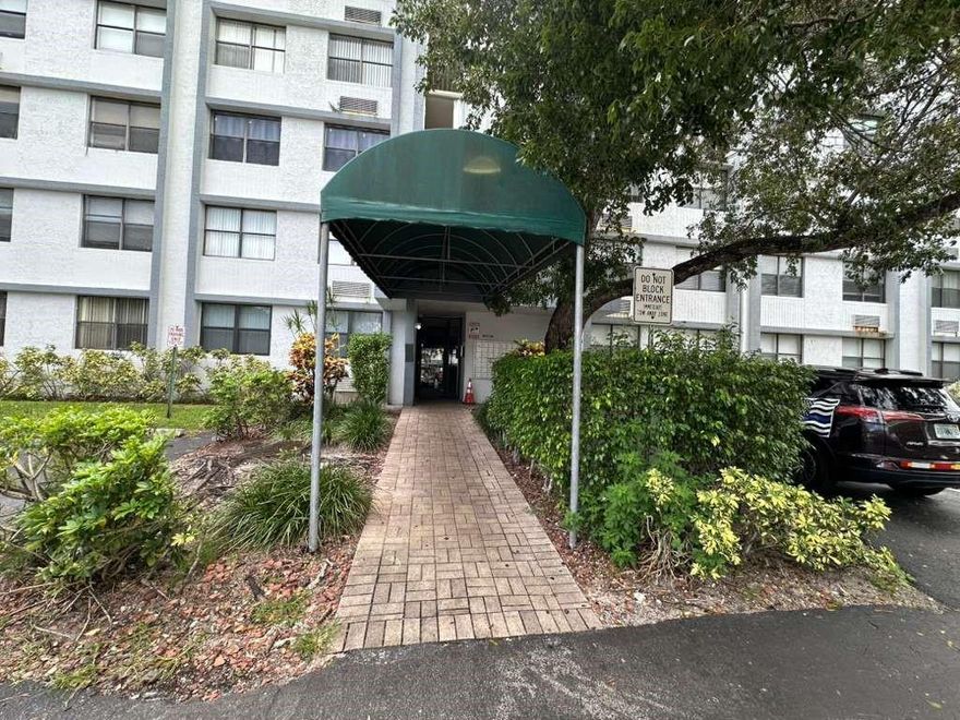Cozy 1 bedroom 1 bathroom apartment in the 3rd floor, in great location, ready to move in and make it your comfortable space. the community offers a pool, Secured entry with e-key, elevator and laundry facility on the same floor. close to supermarkets, schools and restaurants.