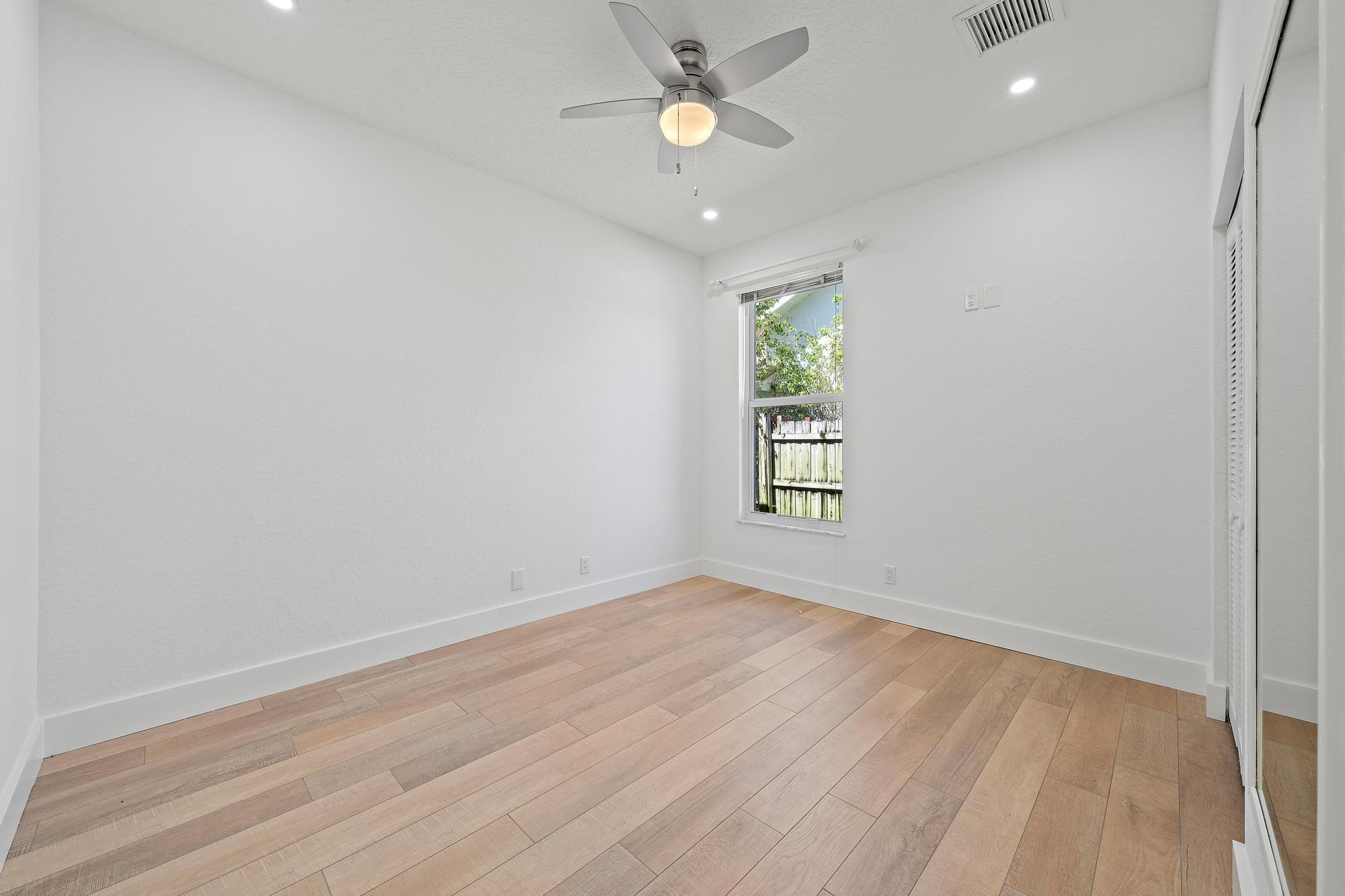 CRYSTAL POINTE 1 - Residential