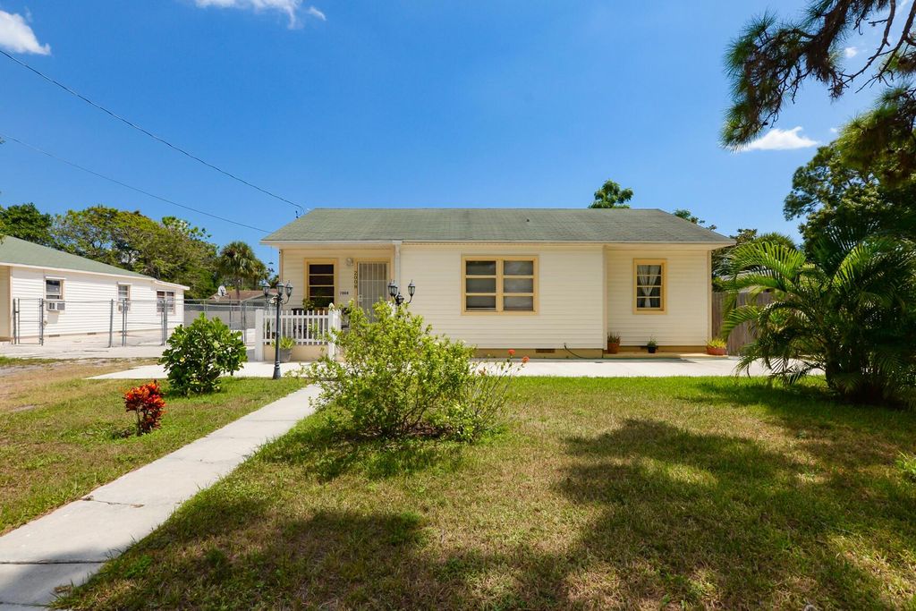 Photo of 2008 Sunrise Boulevard, Fort Pierce, FL 34950 (MLS # R10920014)