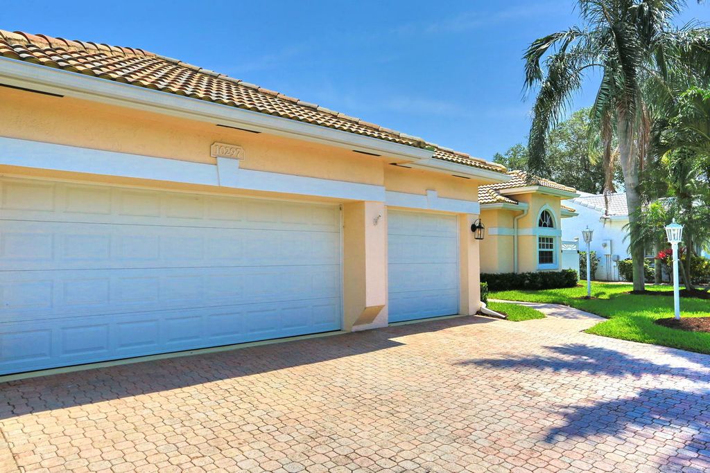 Photo of 10297 Allamanda Boulevard, Palm Beach Gardens, FL 33410 (MLS # R10951534)