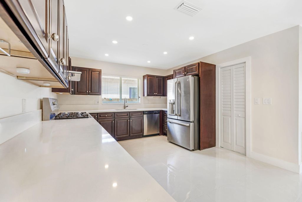 Photo of 818 Hollywood Blvd, Hollywood, FL 33019 (MLS # R11003981)