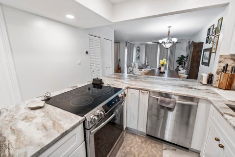 Tiny photo for 1021 Mockingbird Lane #211, Plantation, FL 33324 (MLS # B26046034)