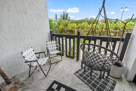 Tiny photo for 1021 Mockingbird Lane #211, Plantation, FL 33324 (MLS # B26046034)