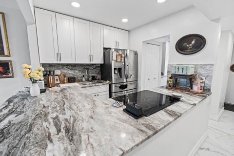 Tiny photo for 1021 Mockingbird Lane #211, Plantation, FL 33324 (MLS # B26046034)