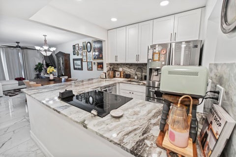 Tiny photo for 1021 Mockingbird Lane #211, Plantation, FL 33324 (MLS # B26046034)