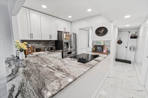 Tiny photo for 1021 Mockingbird Lane #211, Plantation, FL 33324 (MLS # B26046034)