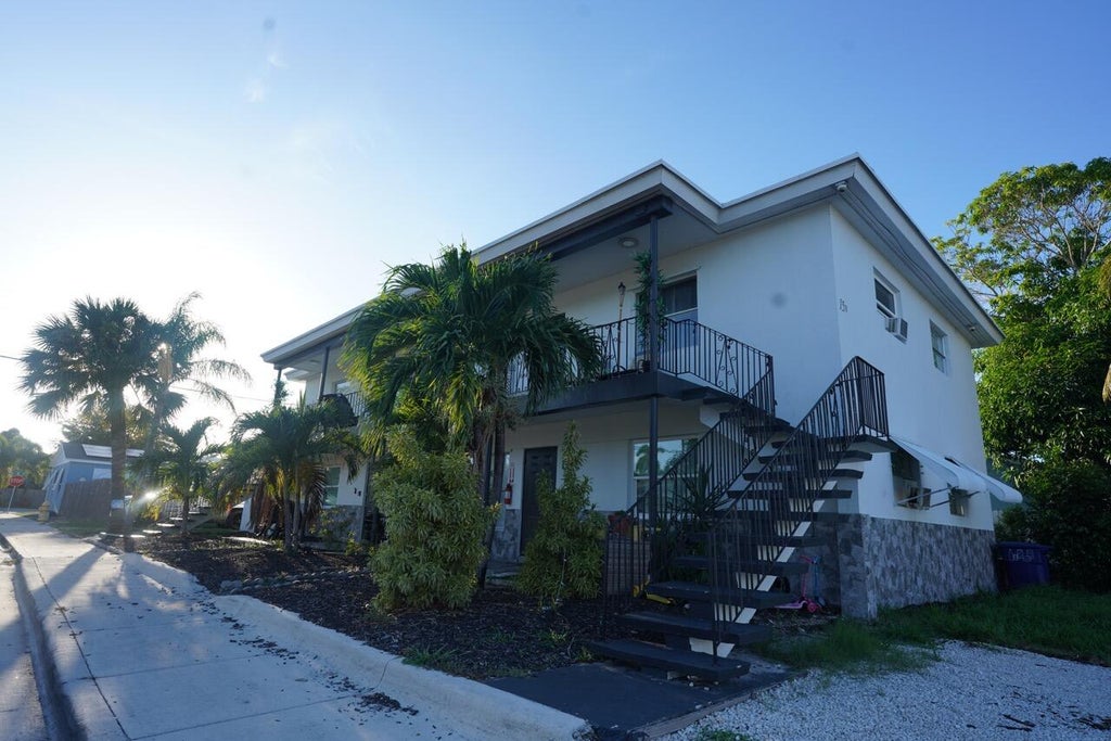 Photo of 1501 N Federal Highway, Lake Worth Beach, FL 33460 (MLS # B26080852)