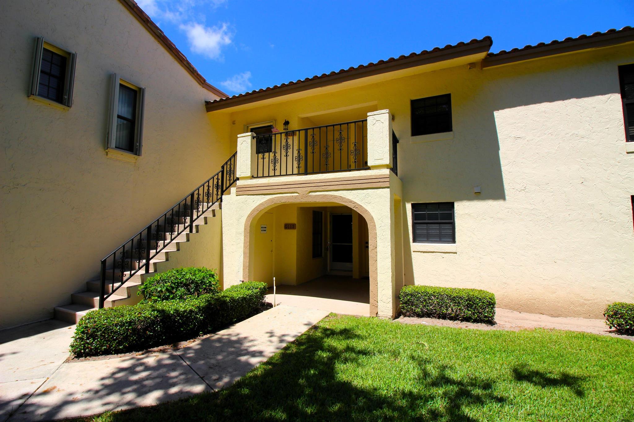 LOCATION LOCATION LOCATION, EAST BOCA! FIRST FLOOR BRIGHT END UNIT WITH AMAZING VIEW OF LAKE WINDWOOD AND FIVE ACRE NATURAL PRESERVE. BEAUTIFUL KITCHEN WITH CERAMIC TILE, LOVELY LIVING ROOM WITH ENGINEERED HARDWOOD FLOORS, SOFT NEUTRAL TONES, FRONT LOAD WASHER AND DRYER... CLOSE TO BEST A RATED SCHOOLS, MIZNER, 1-95, STEPS TO FAU, BOCA RATON REGIONAL HOSPITAL