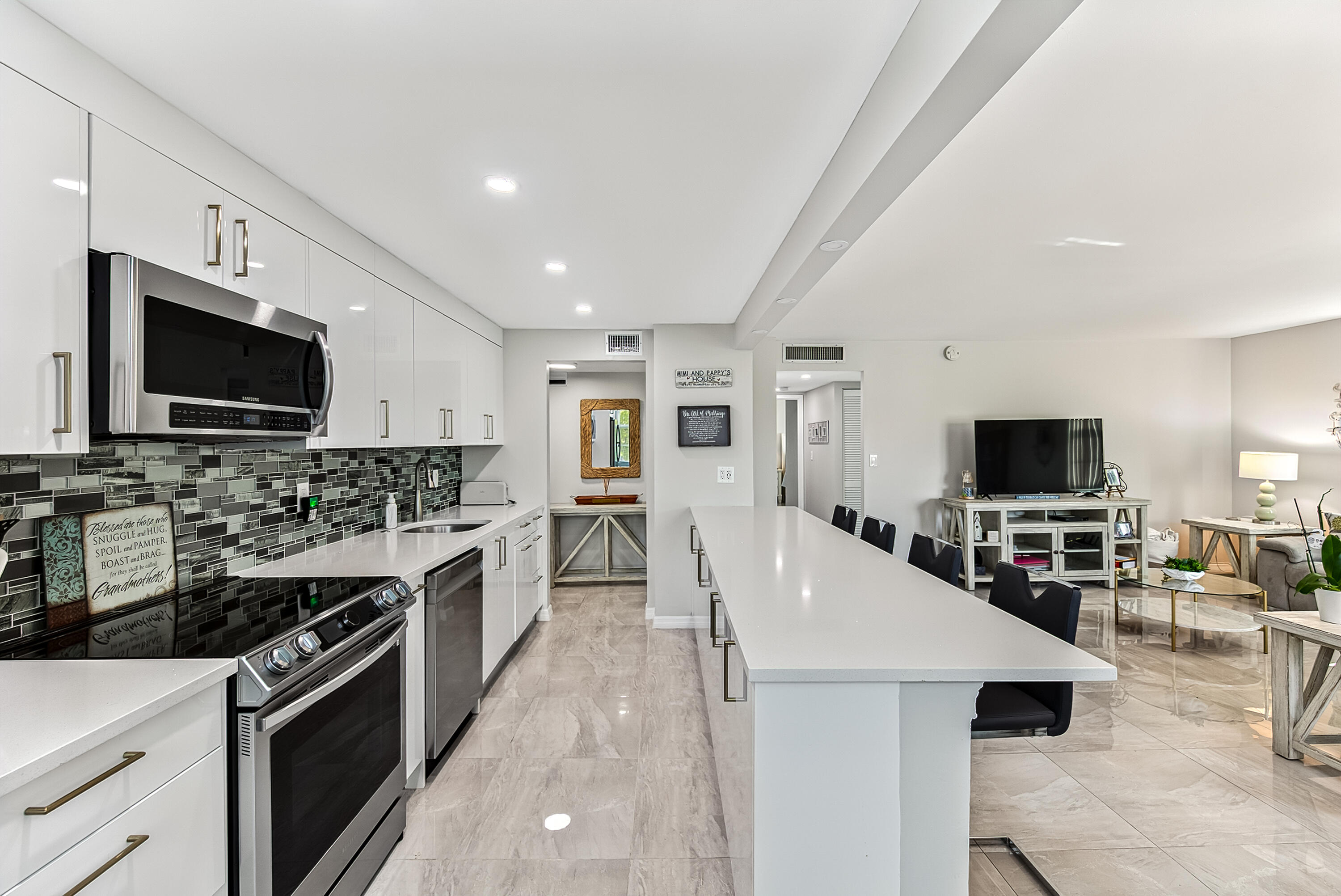 IMPERIAL POINT CONDO - Residential