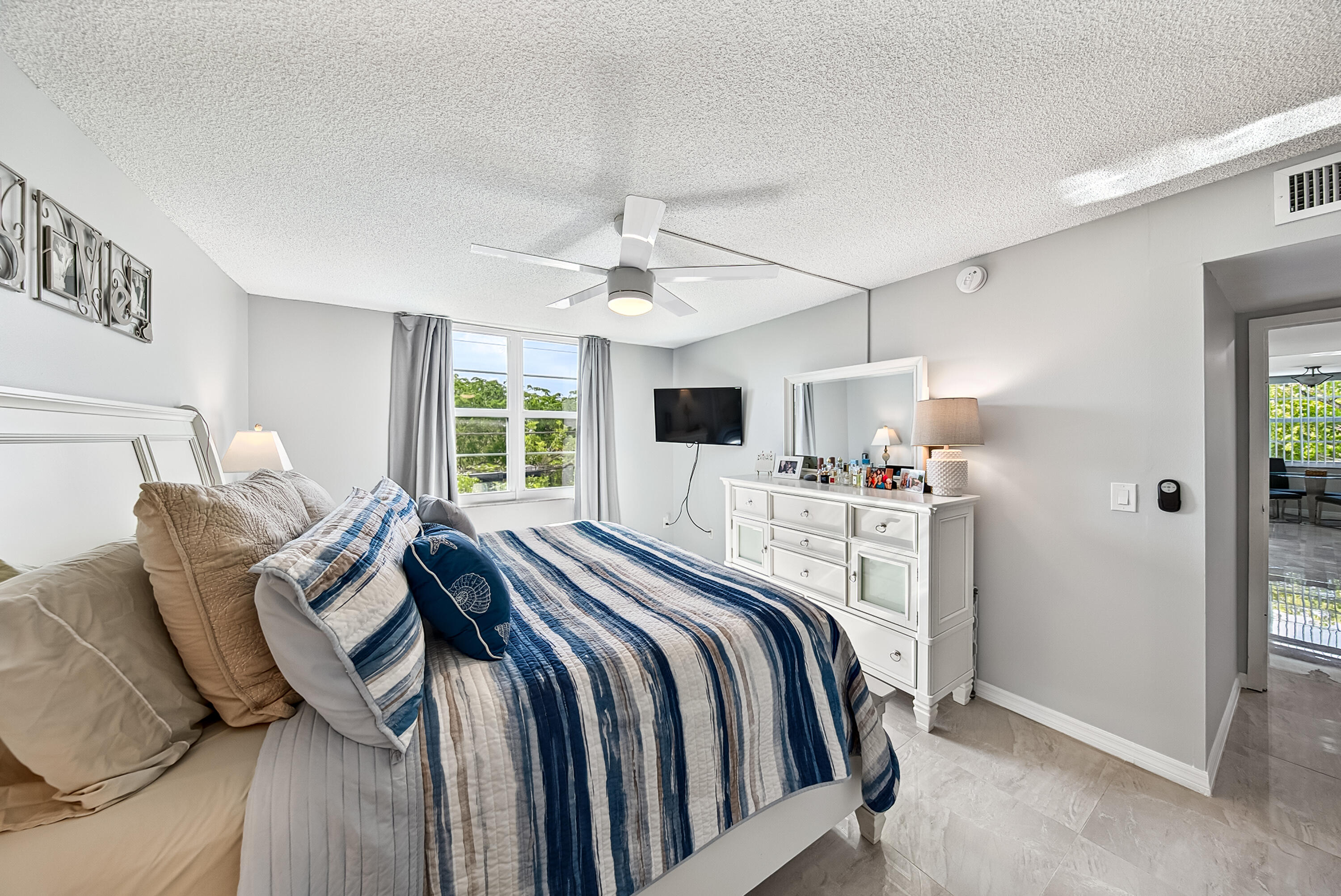 IMPERIAL POINT CONDO - Residential