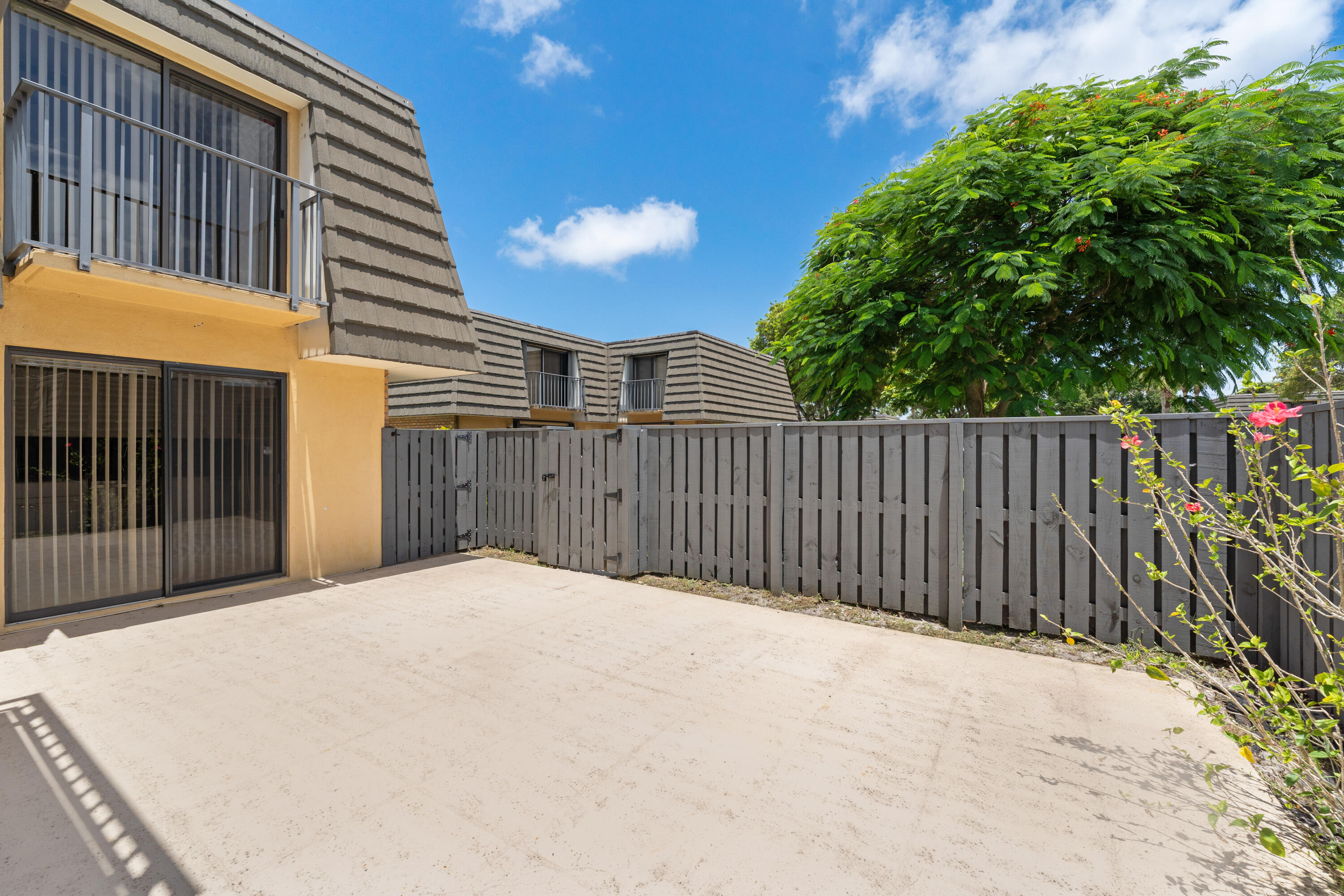 Properties 915 9th Way