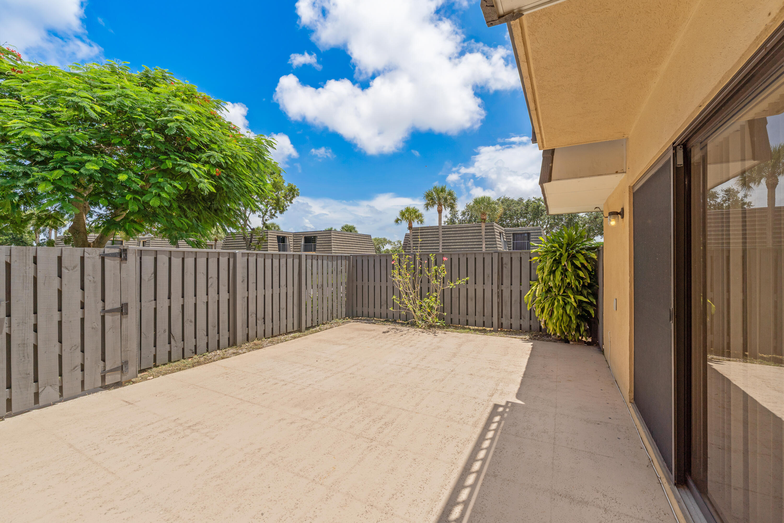 Properties 915 9th Way
