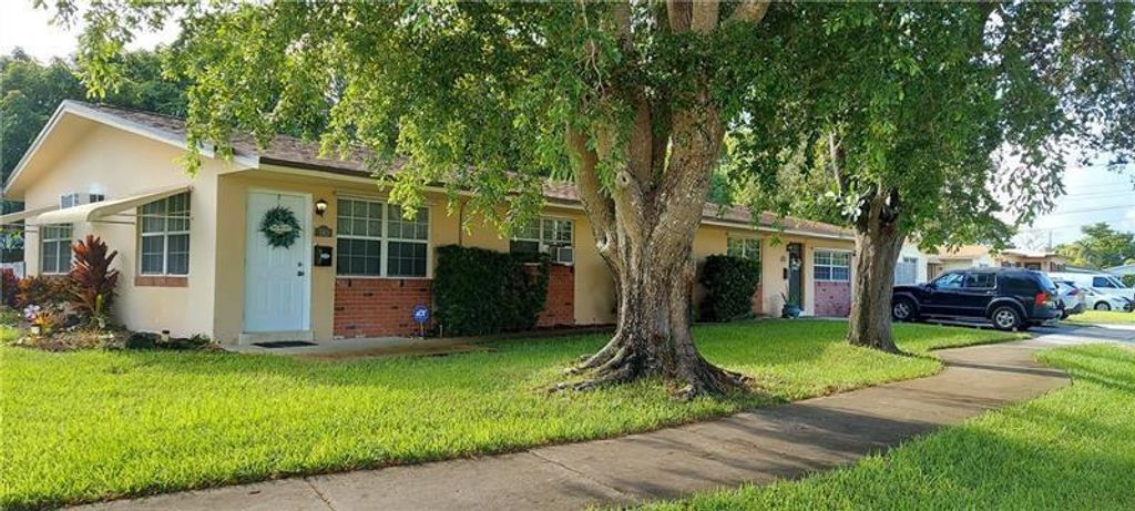 Photo of 738 SW 5th Avenue, Hallandale Beach, FL 33009 (MLS # B26032313)