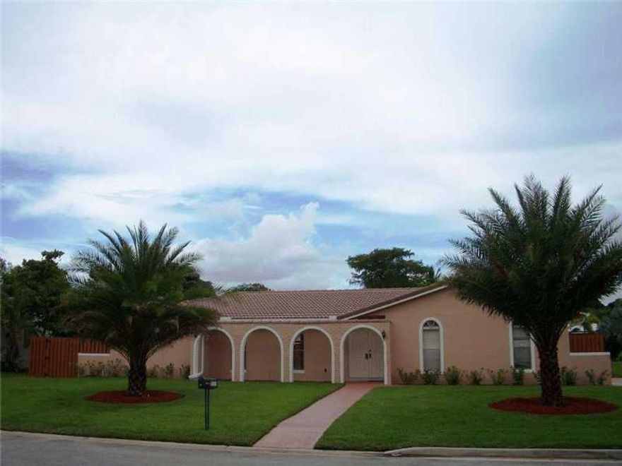 Remarks : Spacious 5 bd/2 ba/2 car garage corner lot home, with pool, fenced yard, pavers for walkways, Central AC, Huge Covered Lanai area that overlooks the pool and yard. Split bedroom plan. A rated Ramblewood Middle School within walking distance and A rated Taravella nearby. Want last call today for showing. No HOA, rapid approval. Photos prior current tenants. .