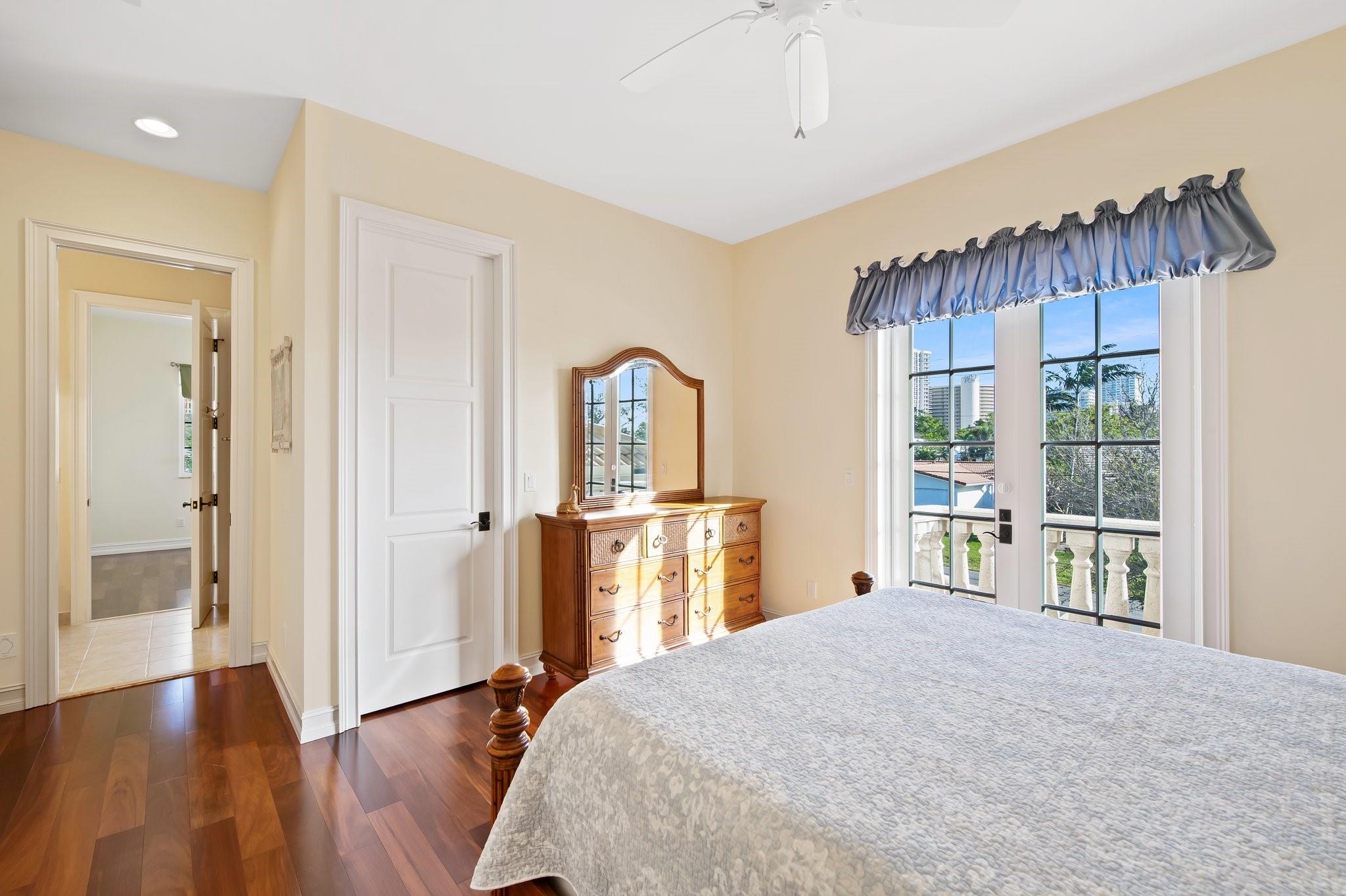 LAUDERDALE SURF & YACHT - Residential