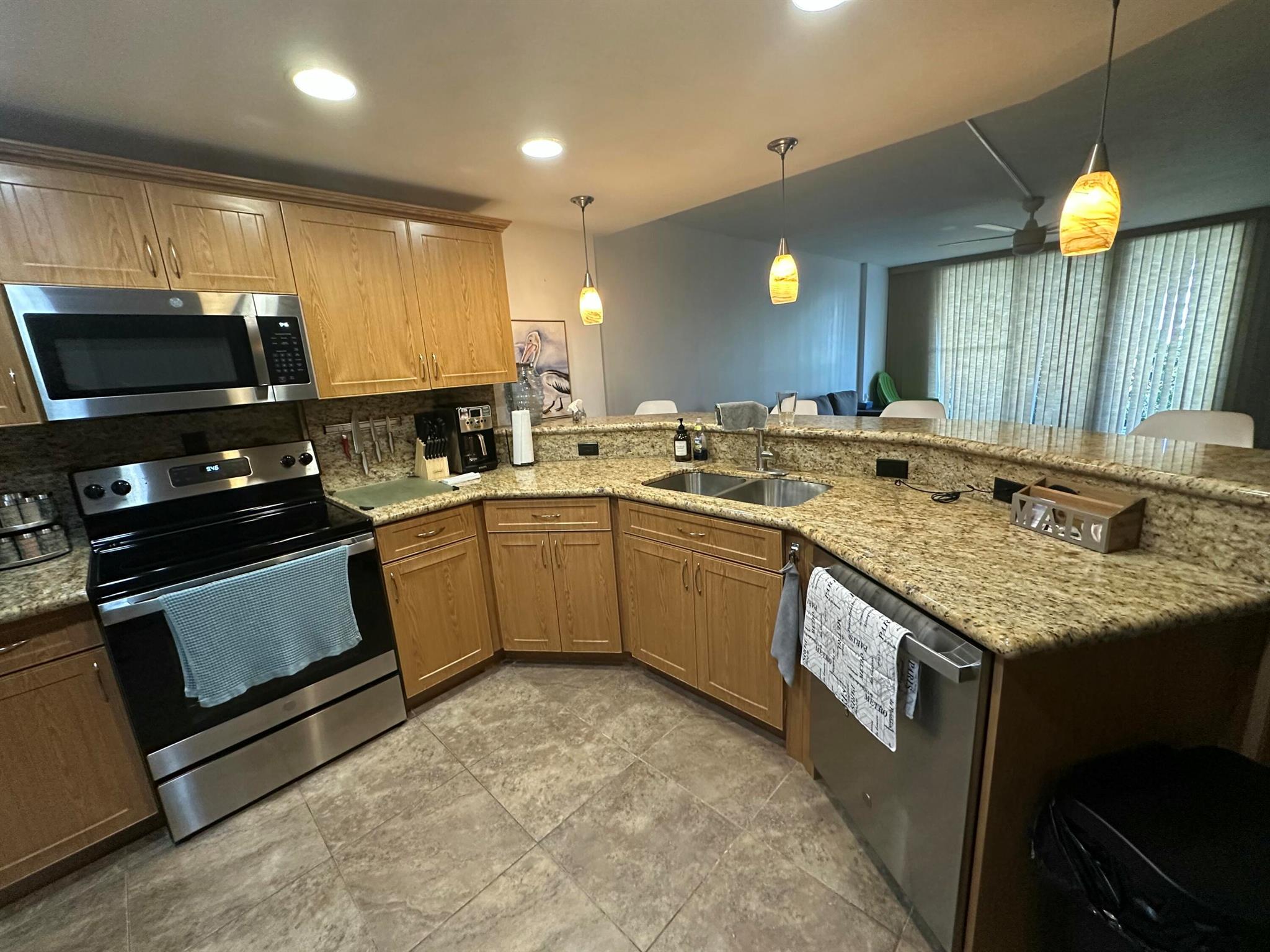 GREAT OPPORTUNITY TO LIVE ON OCEAN FRONT CONDO . WALK RIGHT ON THE BEACH FROM POOL DECK. CLOSE TO EAU HOTEL, FOUR SEASONS AND THE FAMOUS WORTH AVE . 15 MINUTES FROM PBI AND SHOPPING .