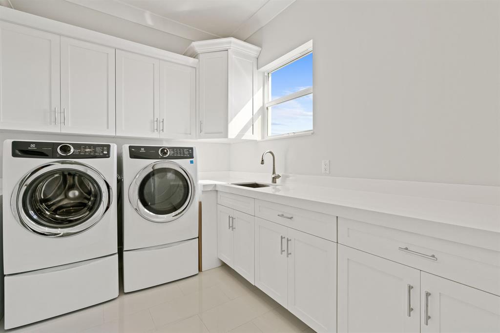 YACHT HARBOR MANOR - Residential