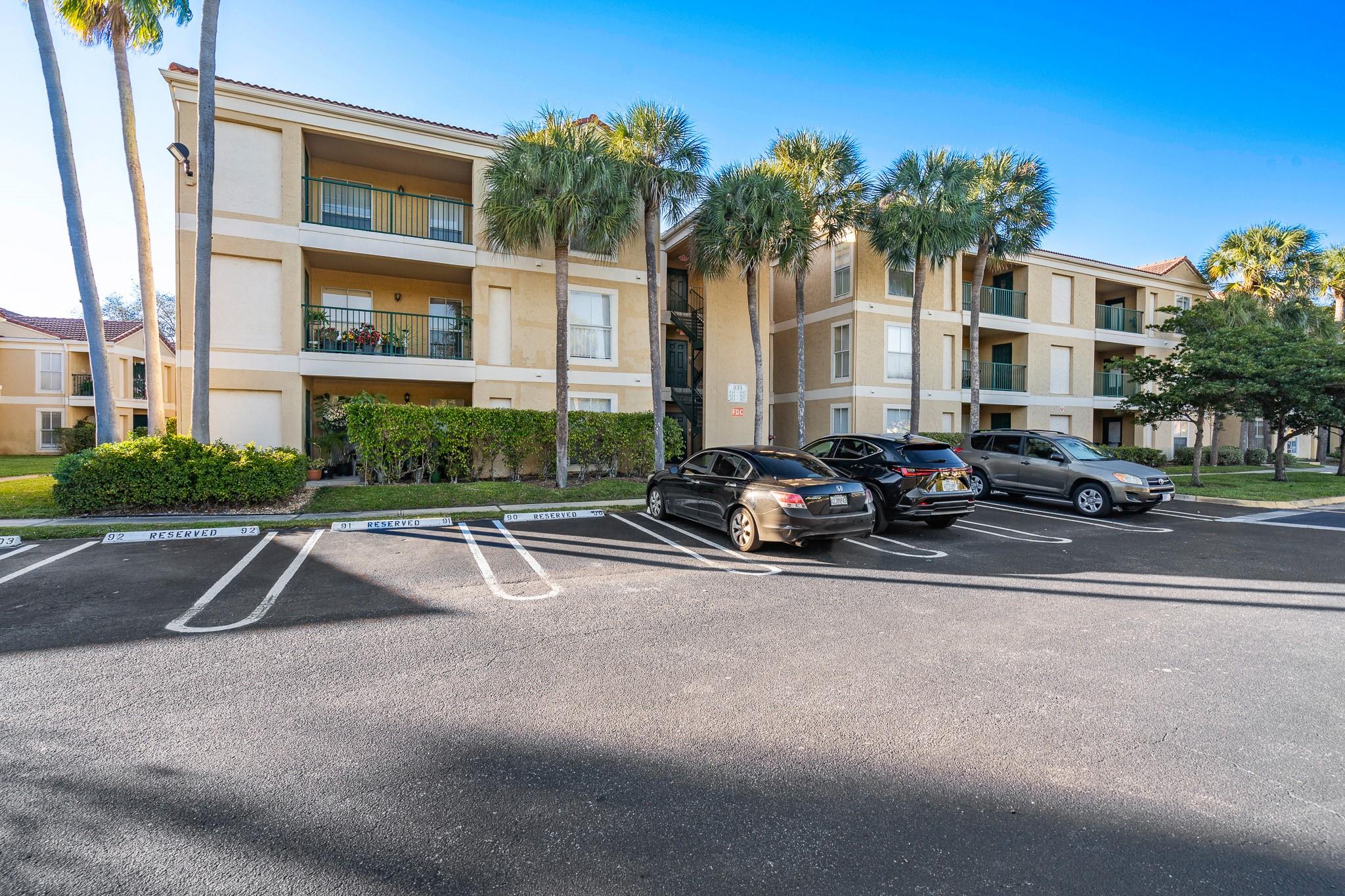 Fantastic Opportunity to Own a Spacious 3rd Floor Unit!
This large and well-maintained floorplan is one of the biggest in the community, offering ample living space and comfort. Features include a generous office/den area, currently being used as a second bedroom, a private balcony, and a modern layout with ceramic tile and laminate wood flooring throughout.
Move-in ready with in-suite laundry (washer and dryer included). Enjoy the convenience of community amenities such as a pool, hot tub, and gym, all within a prime location.
Investor-Friendly – This unit presents a great opportunity for investors looking to add to their portfolio!
Don't miss out – schedule your tour today!