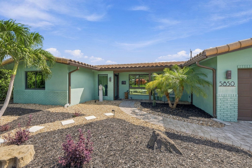 Photo of 5850 NE 21ST Avenue, Fort Lauderdale, FL 33308 (MLS # B26081675)