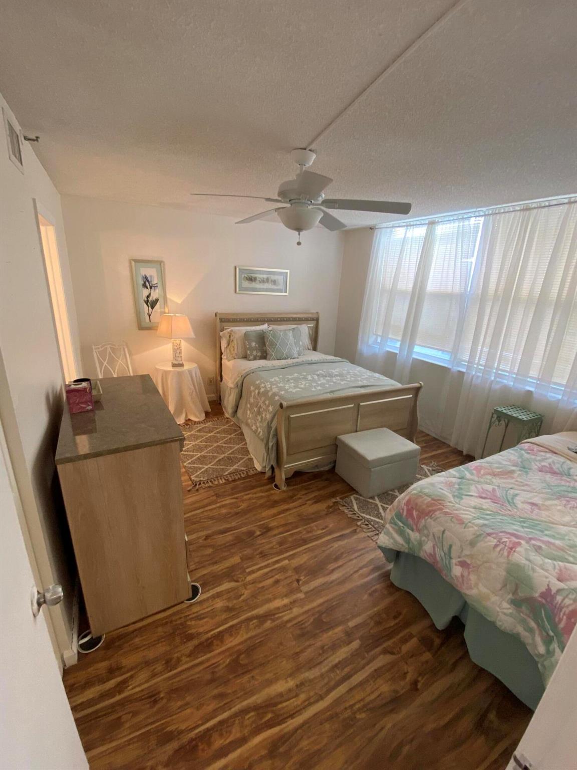 Location location !!nice apartment nice view rent is seasonal until may for the price of a yearly rent, washer/dryer inside. This is a 55+ community.
