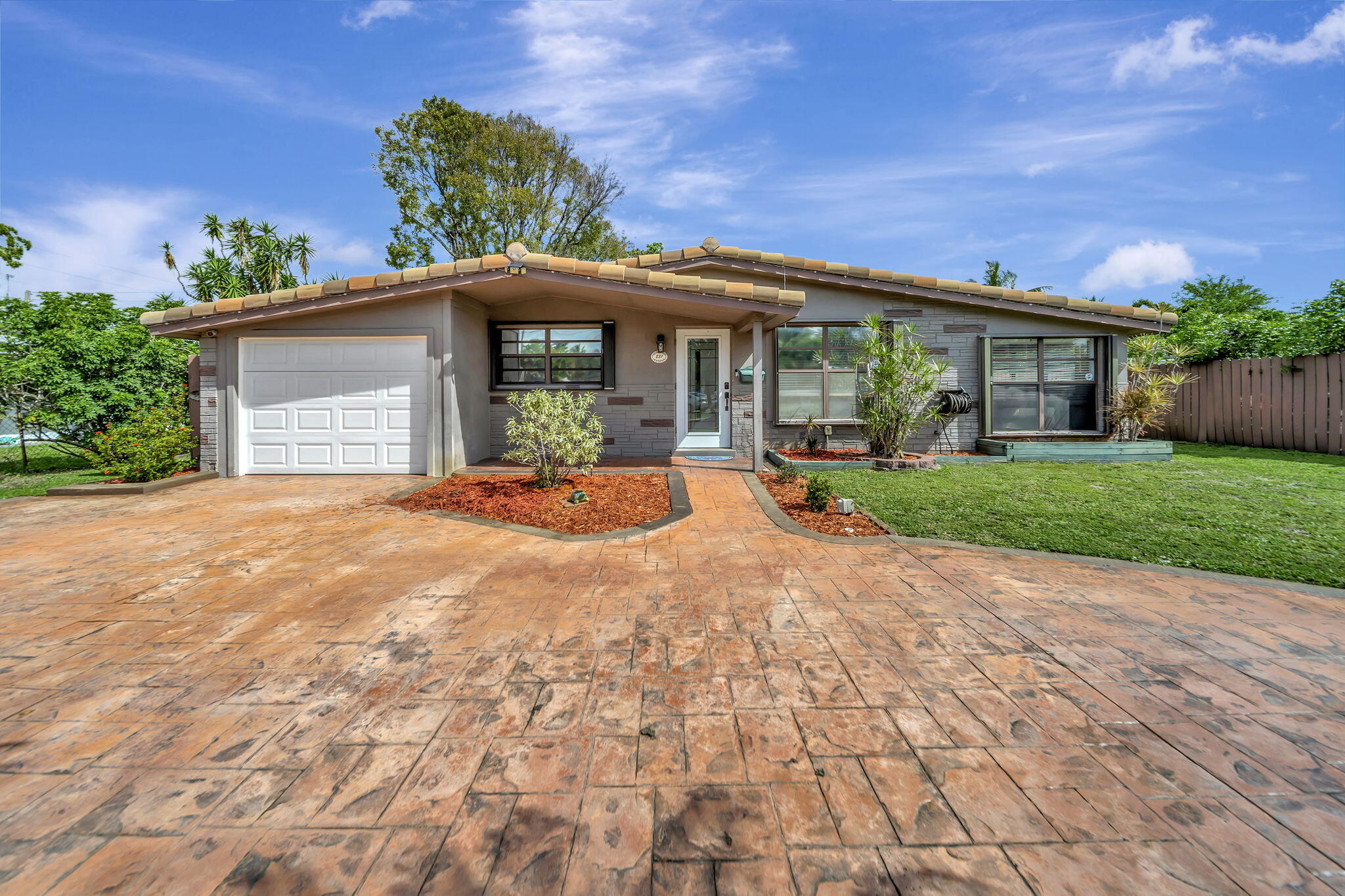 View photos, virtual tours, details... 831 NW 39th Street