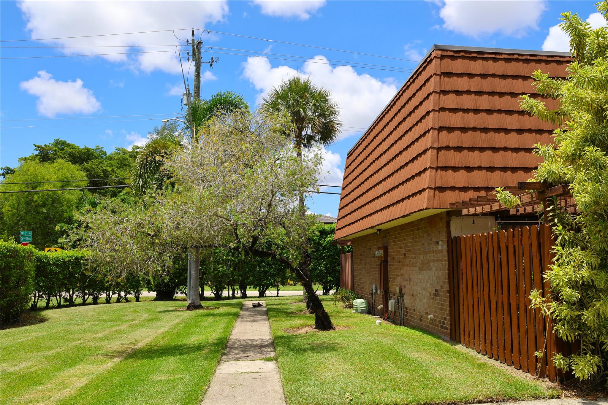 915 SW 120th Way