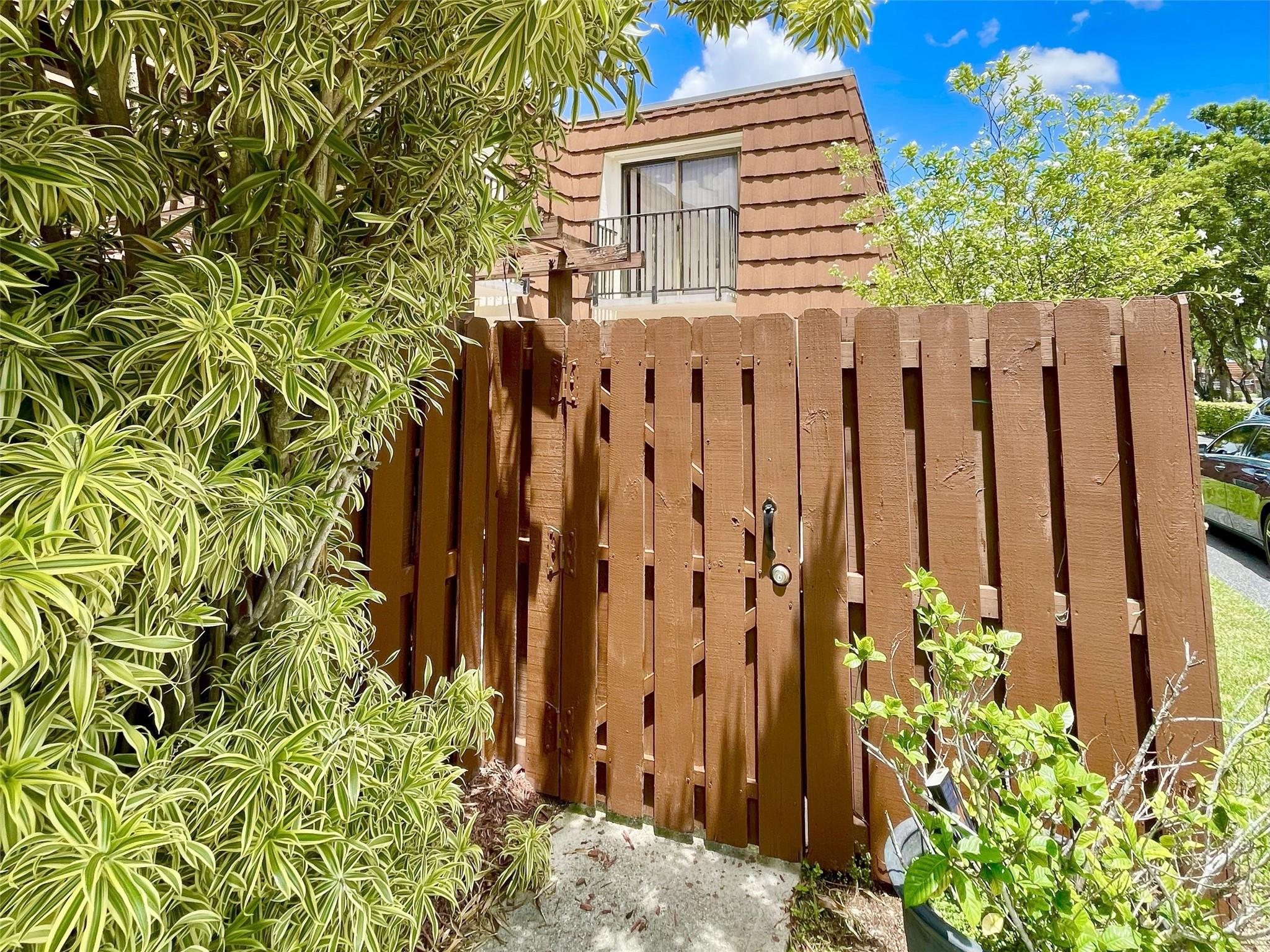 915 SW 120th Way