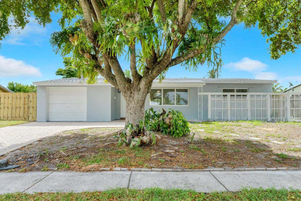 Photo of 1404 SW 1ST Avenue, Deerfield Beach, FL 33441 (MLS # B26055933)