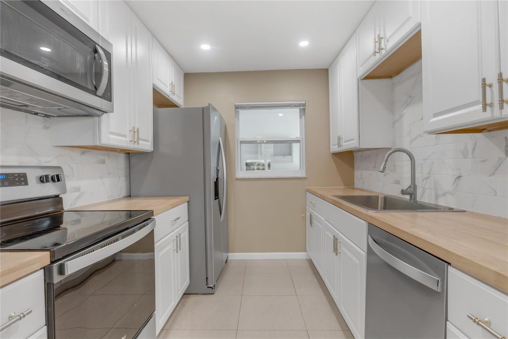 Photo of 400 SW Golfview Terrace #101, Boynton Beach, FL 33426 (MLS # F10412499)