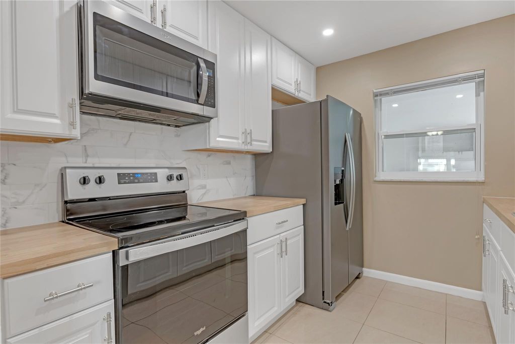 Photo of 400 SW Golfview Terrace #101, Boynton Beach, FL 33426 (MLS # F10412499)