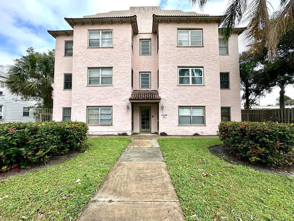 Charming 1-bedroom, 1-bath unit located on the 2rd floor, offering extra privacy and a peaceful setting. No HOA, making for an easy application process and quick approval for a fast move-in. Freshly painted and ready for immediate occupancy! All sizes and measurements are approximate; tenant to verify. Stove and water heater operate on gas for efficiency. Convenient parking lot located behind the property, plus on-site coin laundry in the building for your convenience.