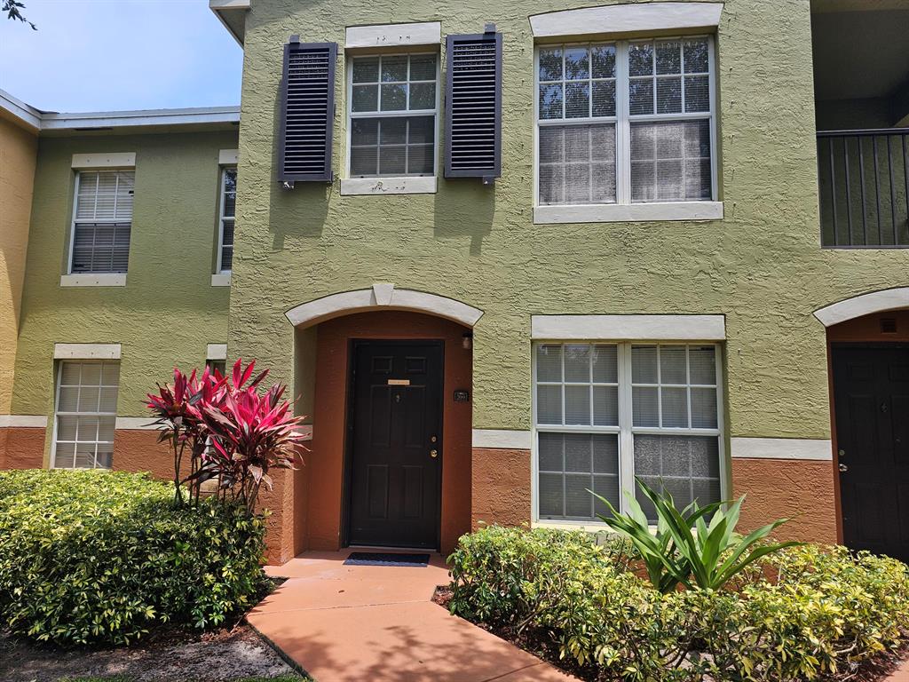 Great condo in a beautiful gated community. High ceilings and plenty of space, this condo is located in a nice community that is located minutes from shopping and transportation.