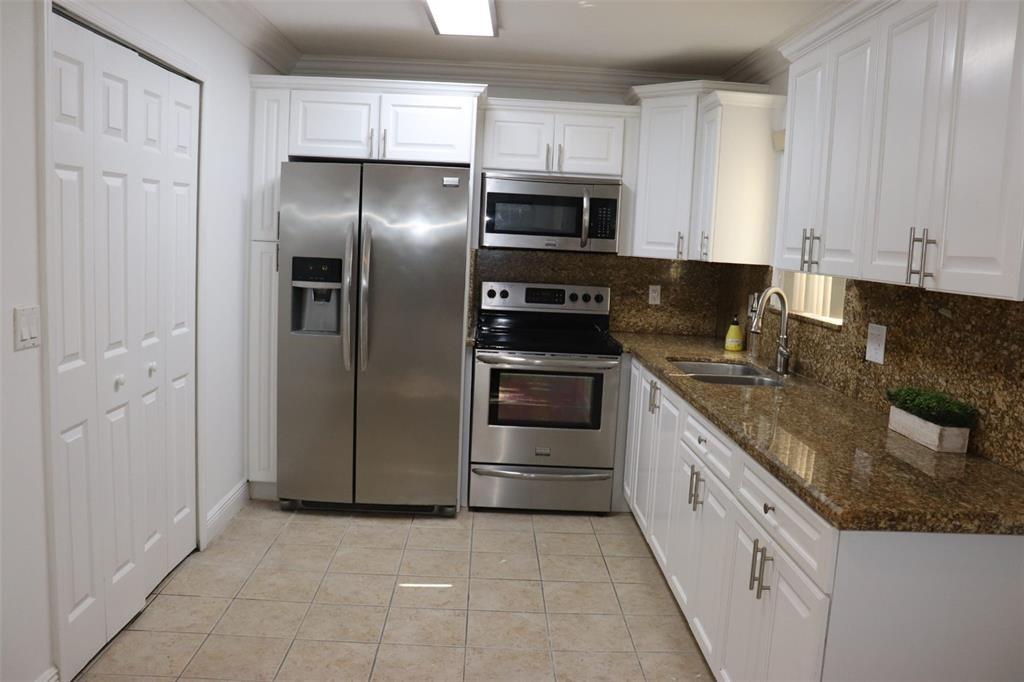 MOVE-IN SPECIAL with Immediate Move-In!! No credit restrictions!! Section 8 accepted!! & No pet restrictions! Spacious and beautifully updated 3 bedroom, 2 bathroom home in Homestead at an unbeatable price. Recently upgraded with modern finishes, this residence features a bright, open layout ideal for families, roommates, or anyone seeking comfort and style. With no pet restrictions, you can bring your furry friends of any size. A rare opportunity for affordable housing in a convenient location without barriers. Don’t wait—schedule your showing today!