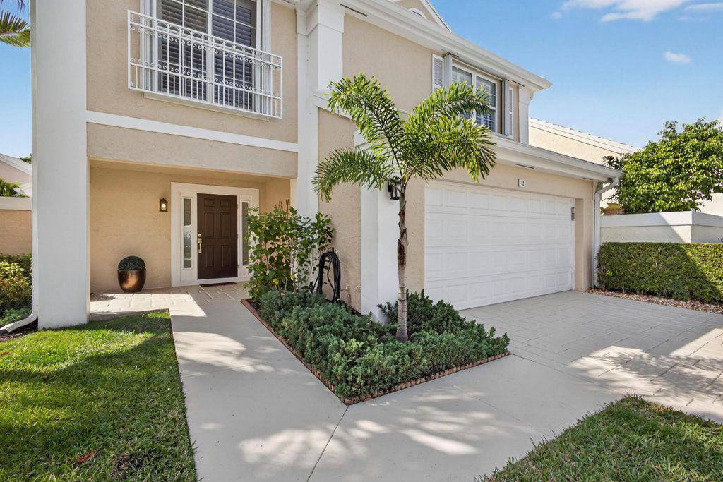 Photo of 12 Wyndham Lane, Palm Beach Gardens, FL 33418 (MLS # F10554003)