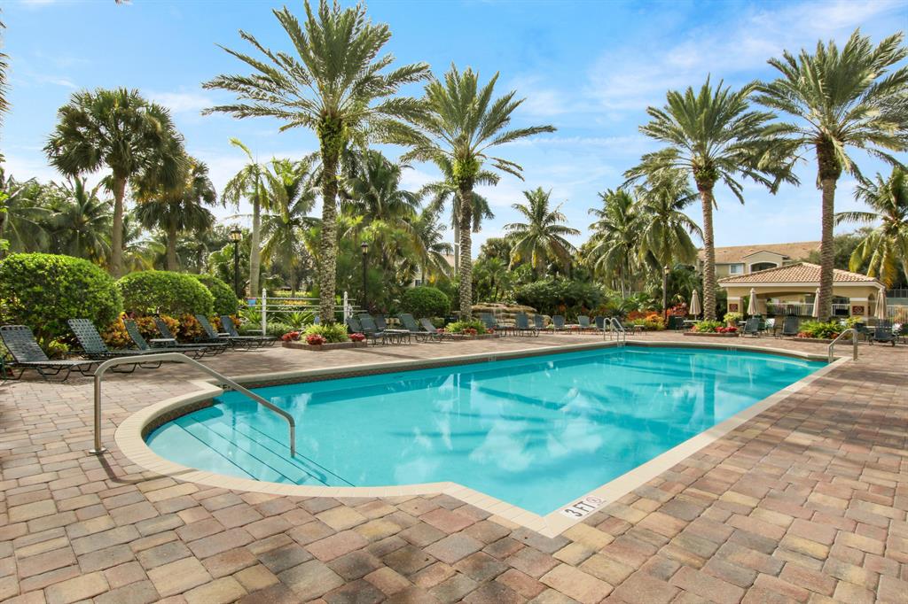 LIGHTHOUSE COVE AT TEQUESTA CONDO - Residential