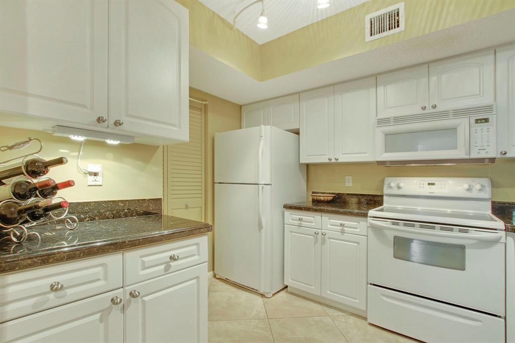 LIGHTHOUSE COVE AT TEQUESTA CONDO - Residential