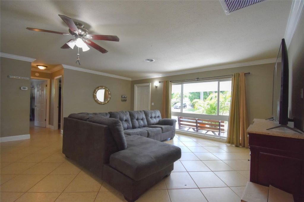 Photo of 301 SE 12th Street, Deerfield Beach, FL 33441 (MLS # F10527377)