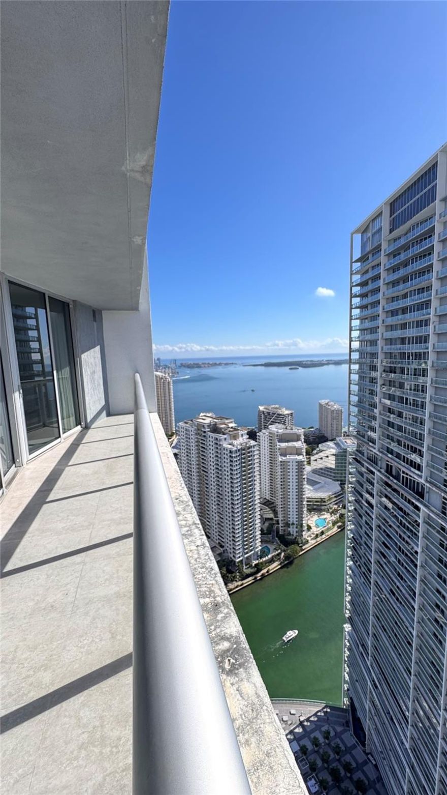 BEAUTIFUL CORNER UNIT LOCATED IN DOWNTOW MIAMI . ICON BRICKELL OFFERS WORD-CLASS AMENITIES INCLUDING SPA, FITNESS CENTER, 24 HOURS CONCIERGE, VALET PARKING, POOL AND MORE. THE UNIT IS VACANT.