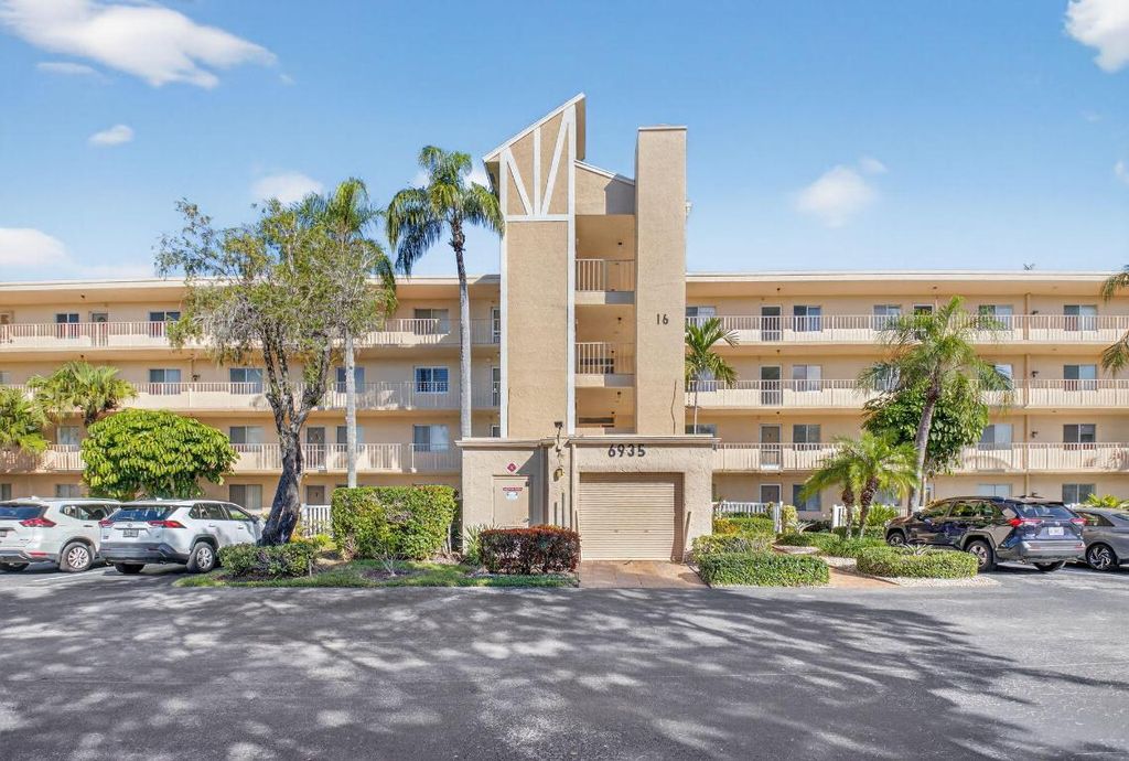 Photo of 6935 Huntington Lane, Unit 207 Ln, Delray Beach, FL 33446 (MLS # R11153209)